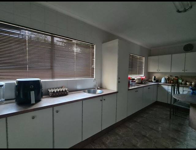 3 BEDROOM FREEHOLD FOR SALE IN SONNEVELD